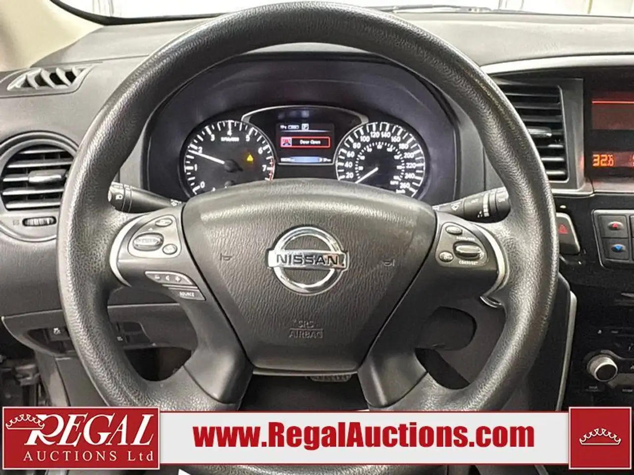 Nissan Pathfinder снимка Nissan Pathfinder