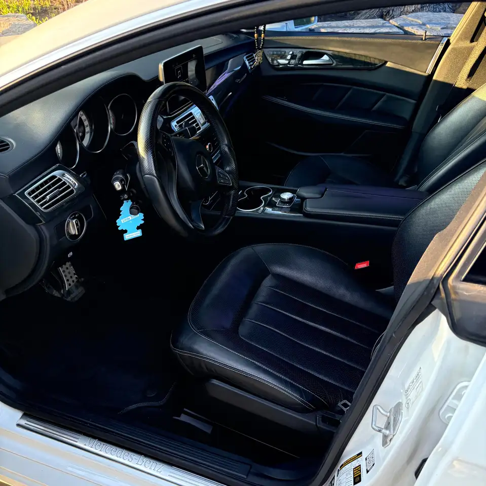 Mercedes-Benz CLS снимка Mercedes-Benz CLS