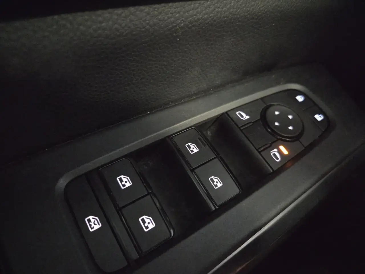 Nissan Pathfinder снимка Nissan Pathfinder