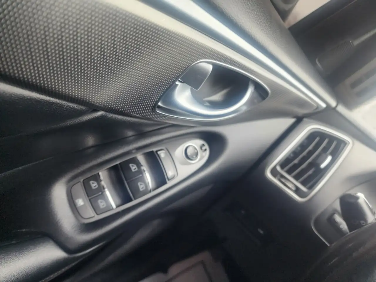Infiniti Q50 снимка Infiniti Q50