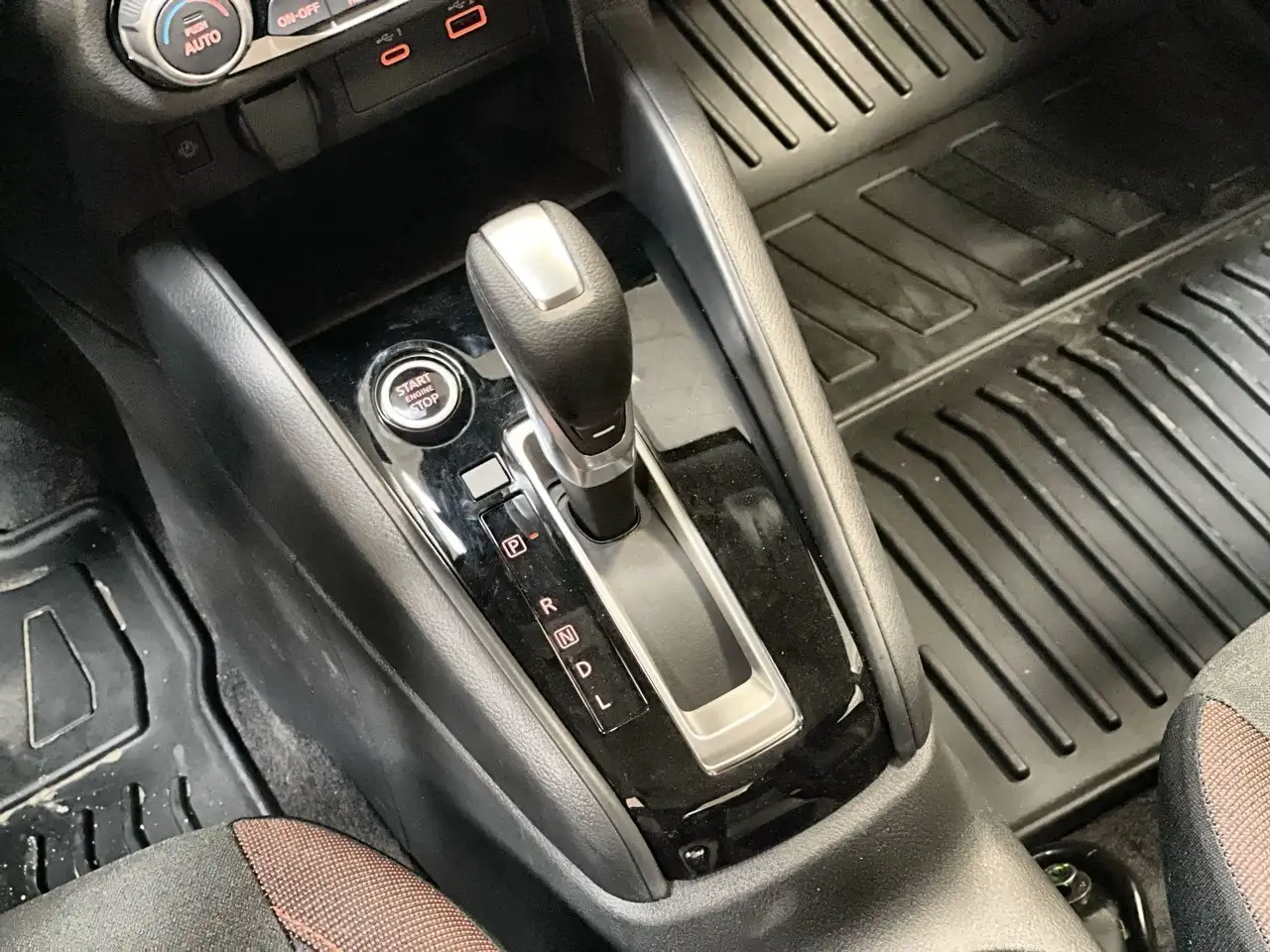 Nissan Versa снимка Nissan Versa