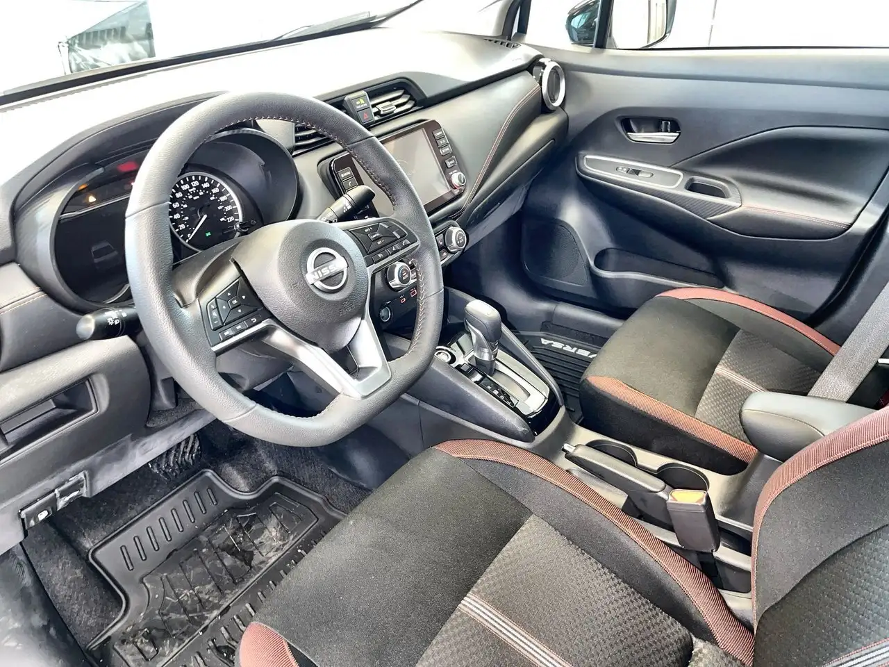 Nissan Versa fotografie Nissan Versa