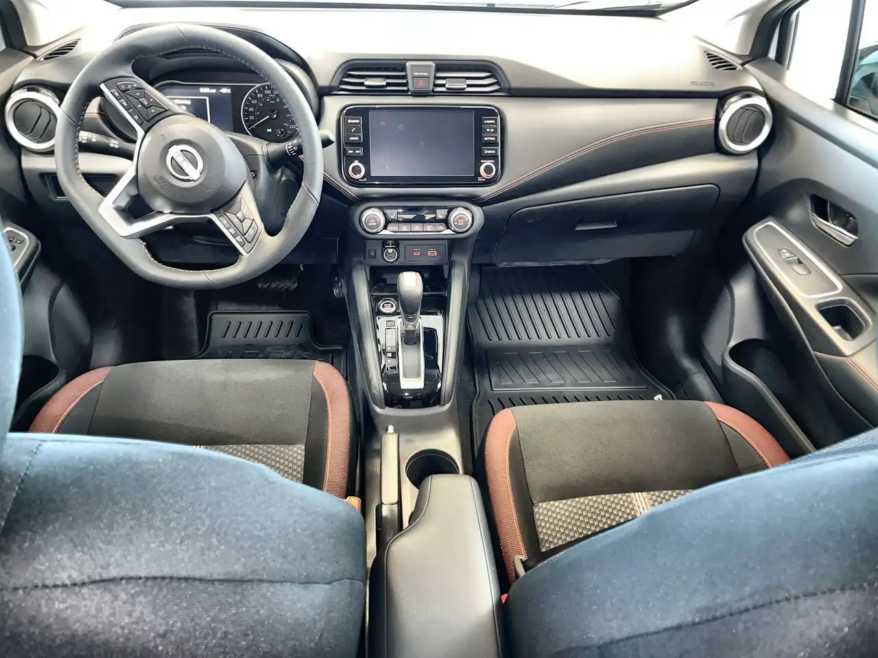 Nissan Versa fotografie Nissan Versa