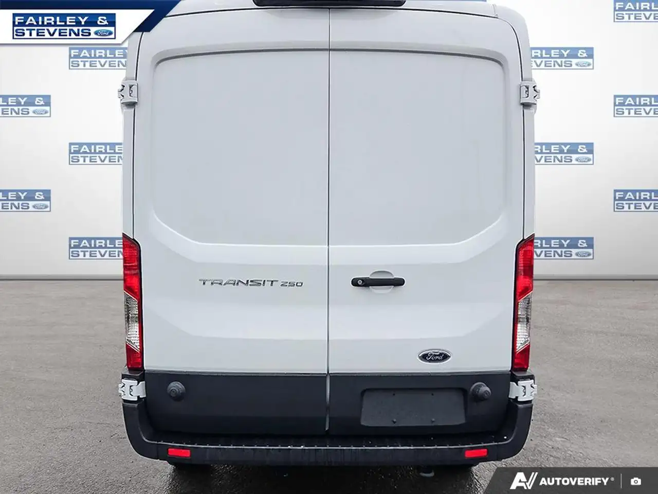 Ford Transit Cargo Van снимка Ford Transit Cargo Van