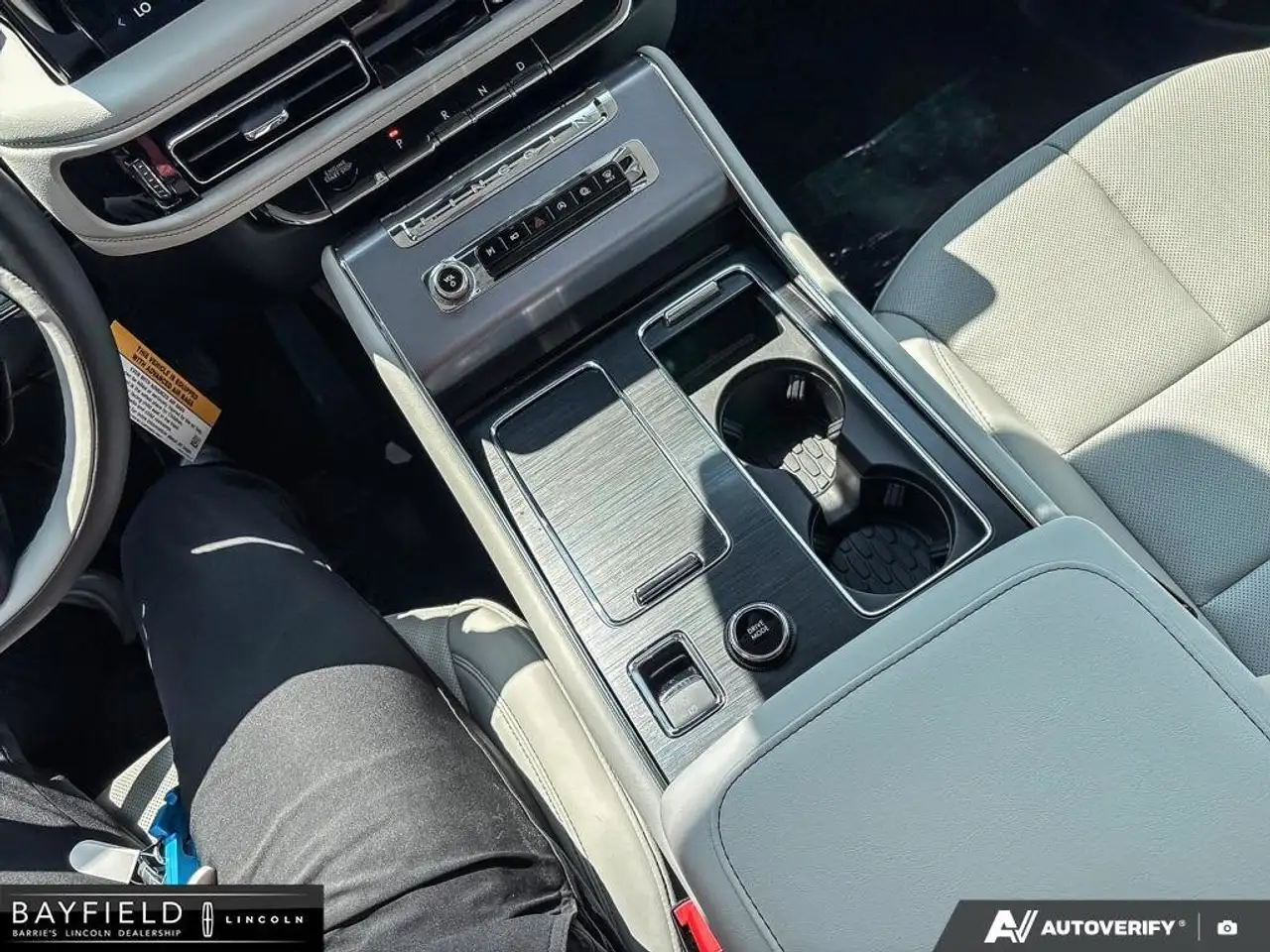 Lincoln Aviator снимка Lincoln Aviator