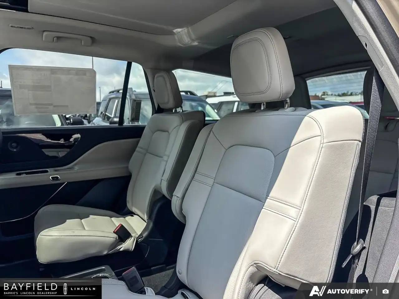 Lincoln Aviator снимка Lincoln Aviator