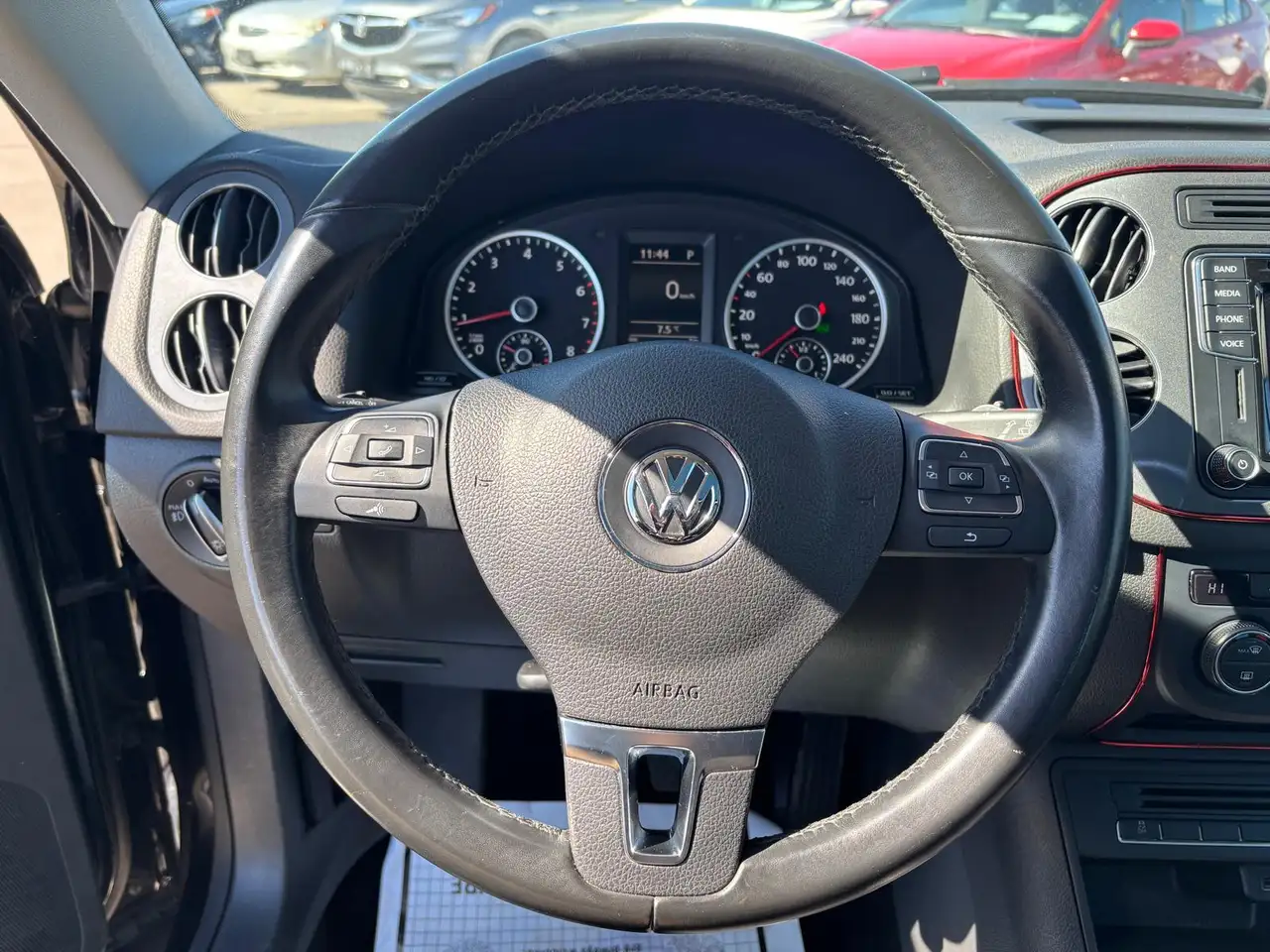 Volkswagen Tiguan снимка Volkswagen Tiguan
