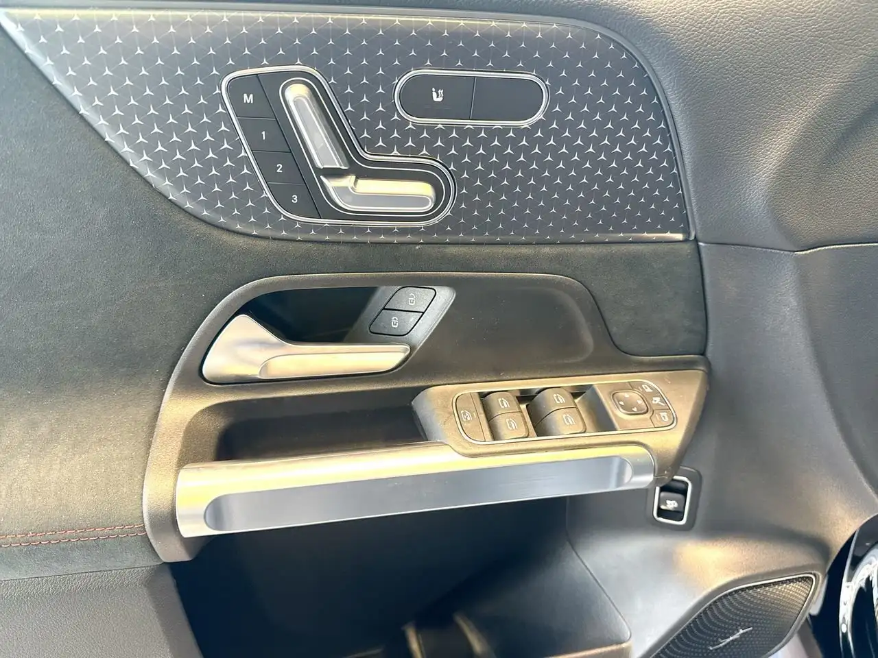 Mercedes-Benz GLB photo Mercedes-Benz GLB