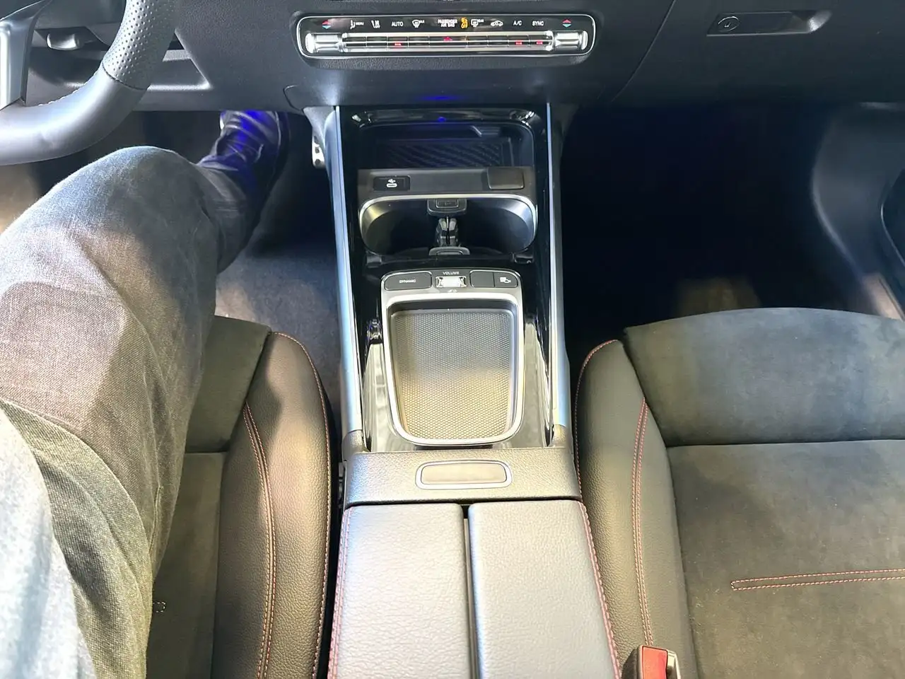 Mercedes-Benz GLB photo Mercedes-Benz GLB