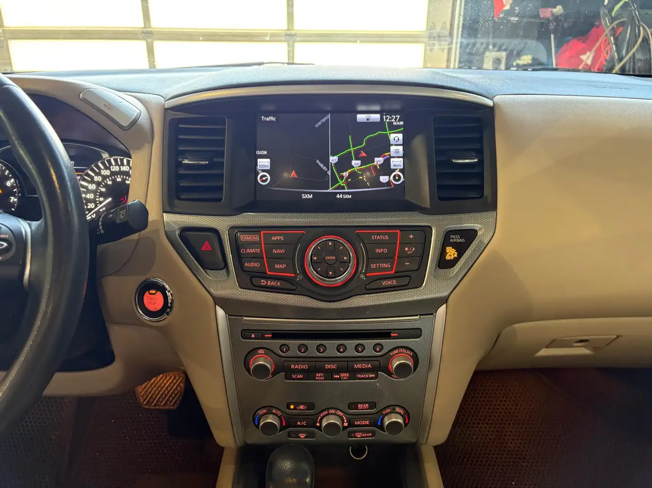 Nissan Pathfinder снимка Nissan Pathfinder