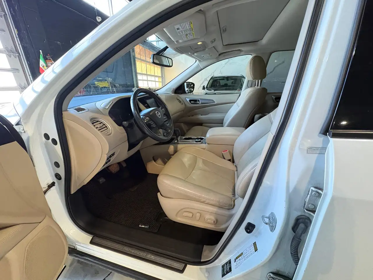 Nissan Pathfinder снимка Nissan Pathfinder