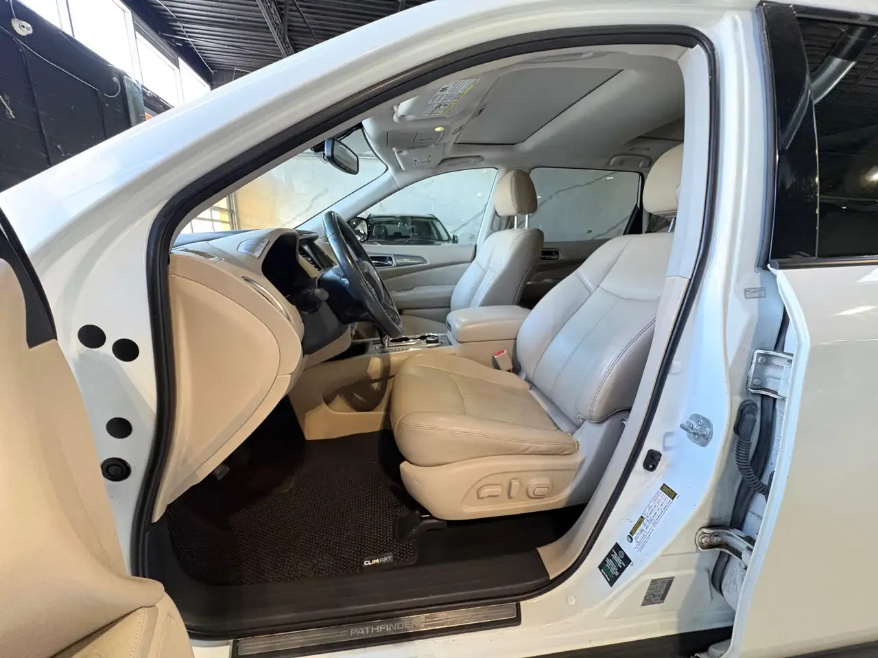 Nissan Pathfinder снимка Nissan Pathfinder