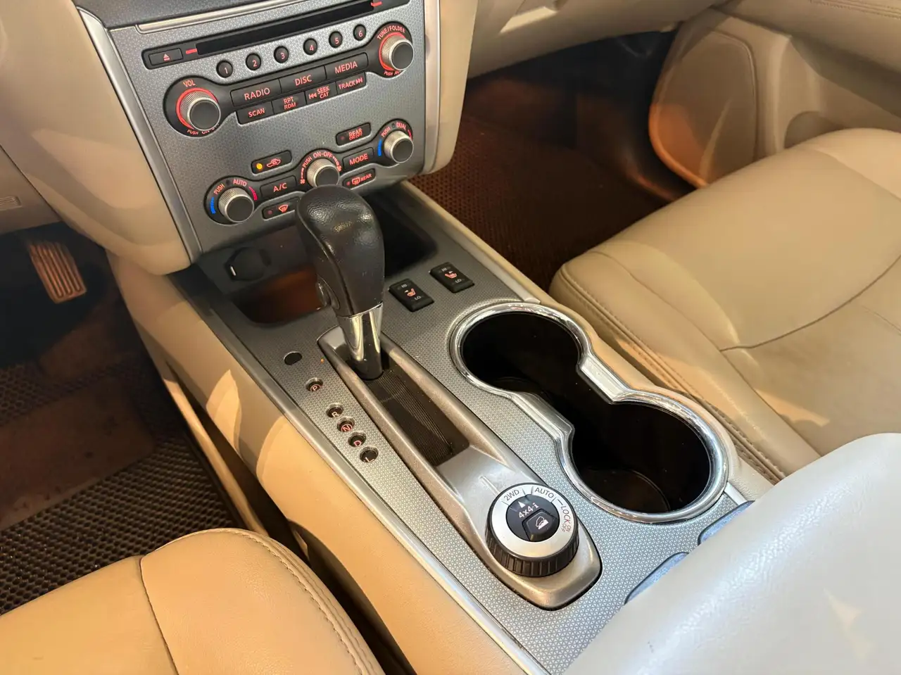 Nissan Pathfinder снимка Nissan Pathfinder