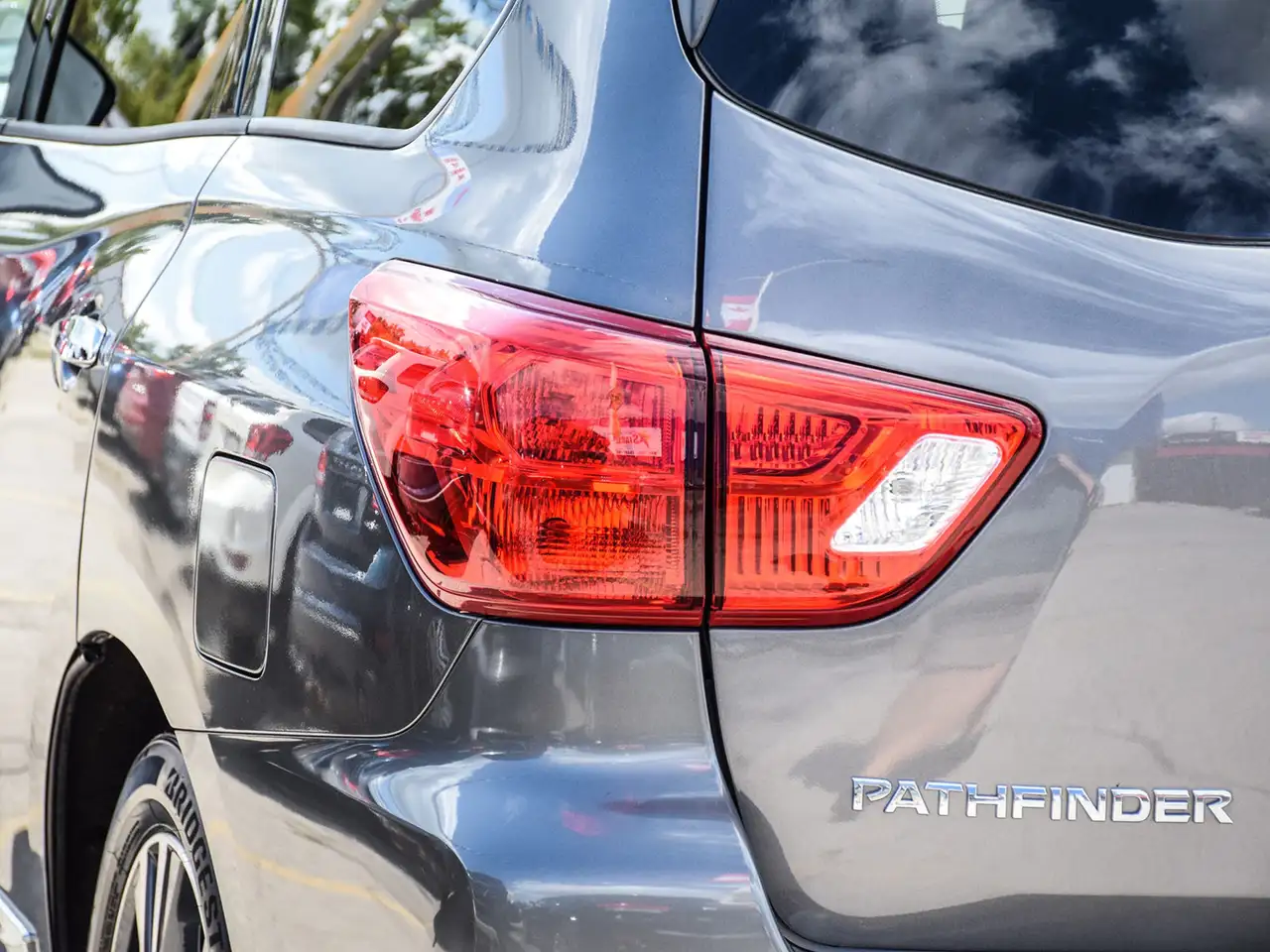 Nissan Pathfinder снимка Nissan Pathfinder