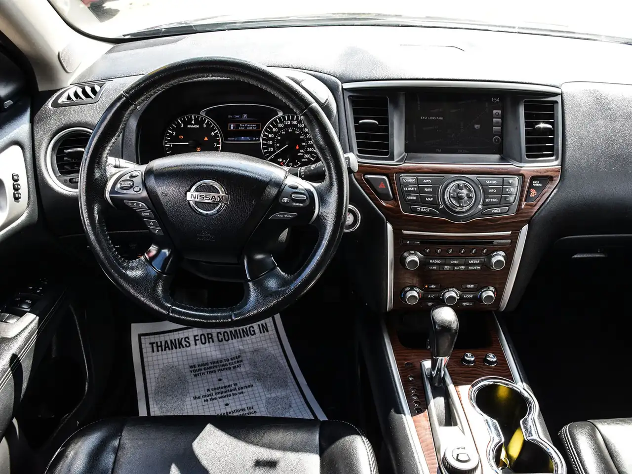 Nissan Pathfinder снимка Nissan Pathfinder