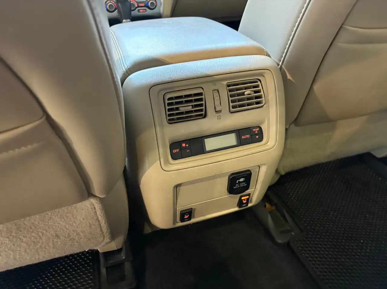 Nissan Pathfinder снимка Nissan Pathfinder