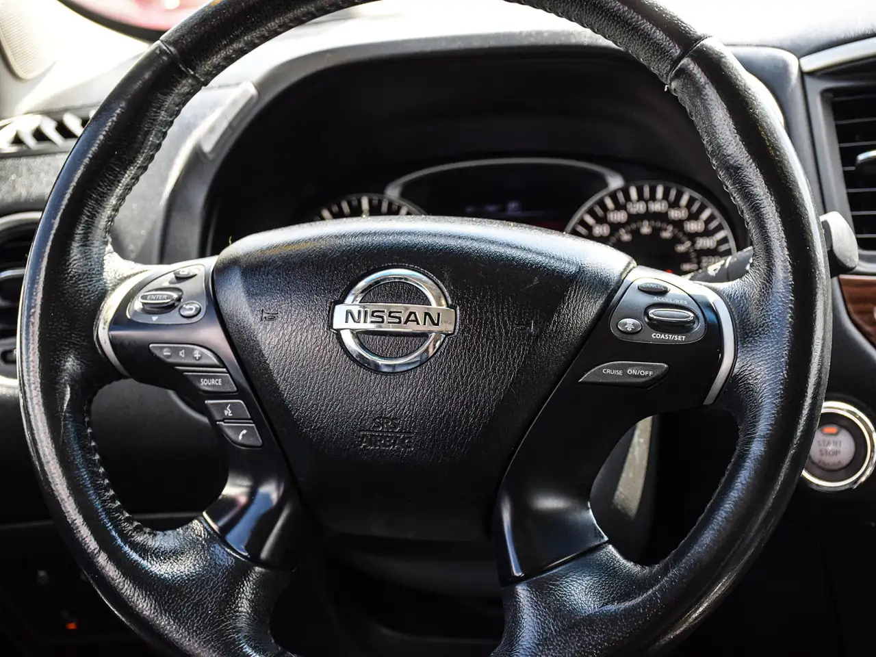 Nissan Pathfinder снимка Nissan Pathfinder