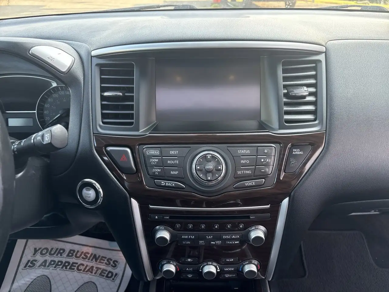 Nissan Pathfinder снимка Nissan Pathfinder