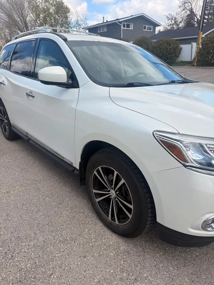Nissan Pathfinder снимка Nissan Pathfinder