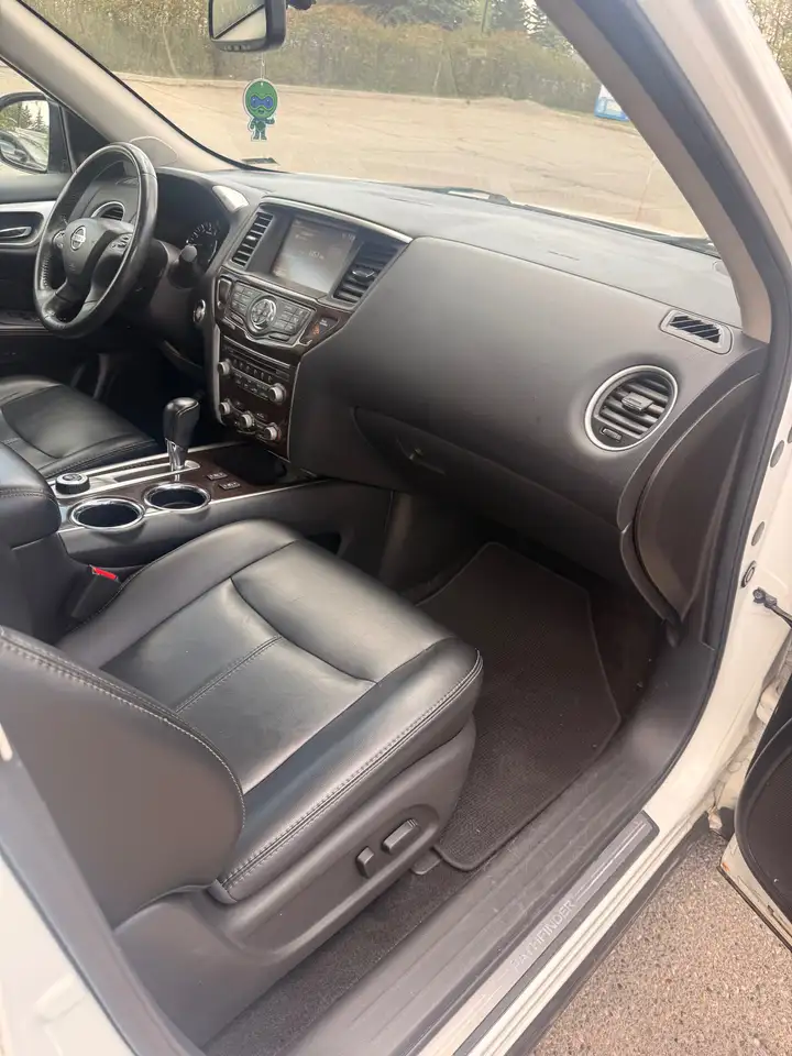 Nissan Pathfinder снимка Nissan Pathfinder