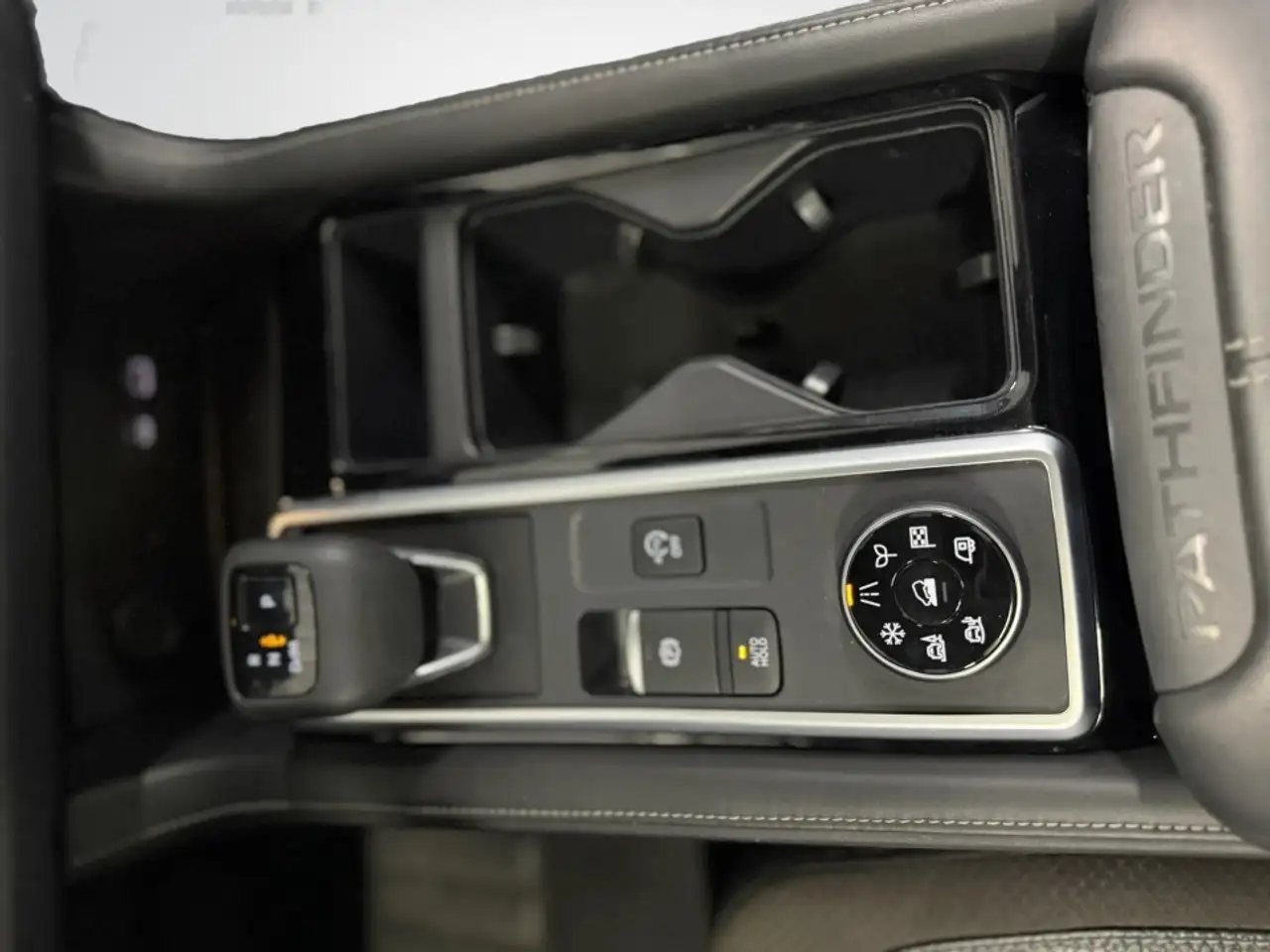 Nissan Pathfinder снимка Nissan Pathfinder