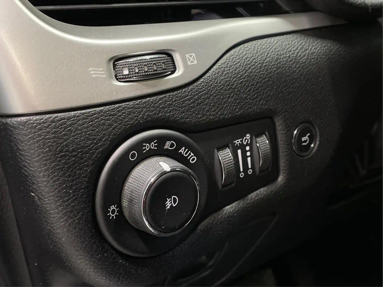 Jeep Cherokee photo Jeep Cherokee