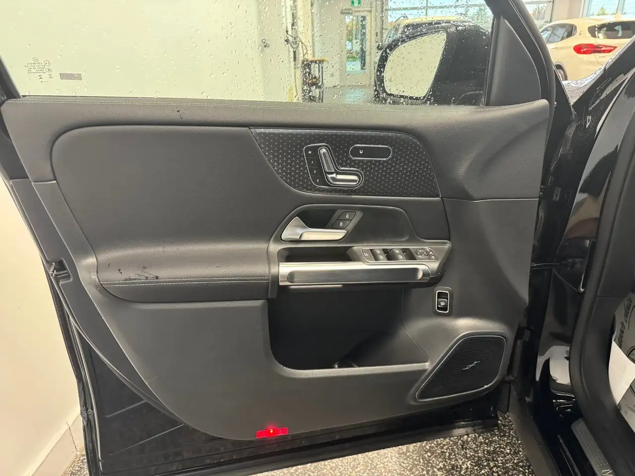 Mercedes-Benz GLB снимка Mercedes-Benz GLB