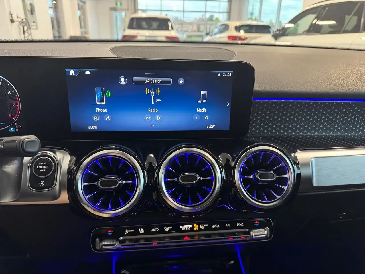 Mercedes-Benz GLB снимка Mercedes-Benz GLB