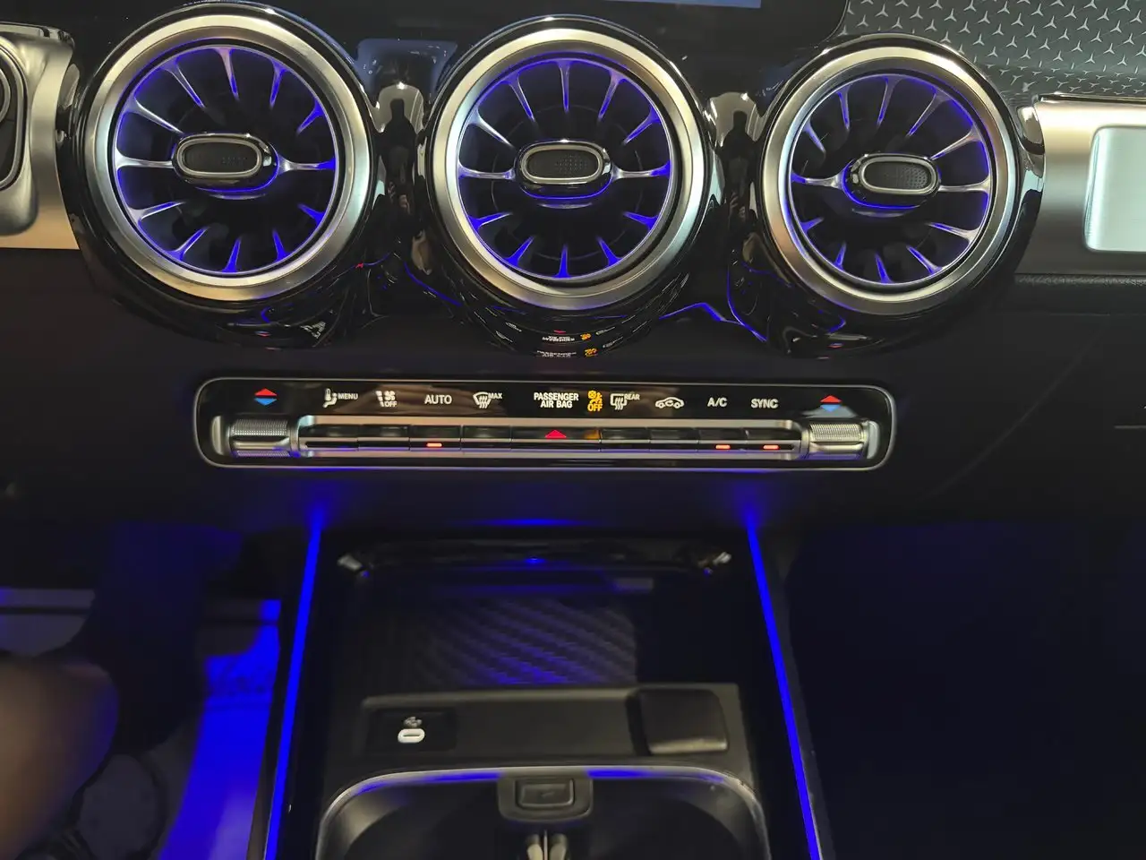 Mercedes-Benz GLB снимка Mercedes-Benz GLB