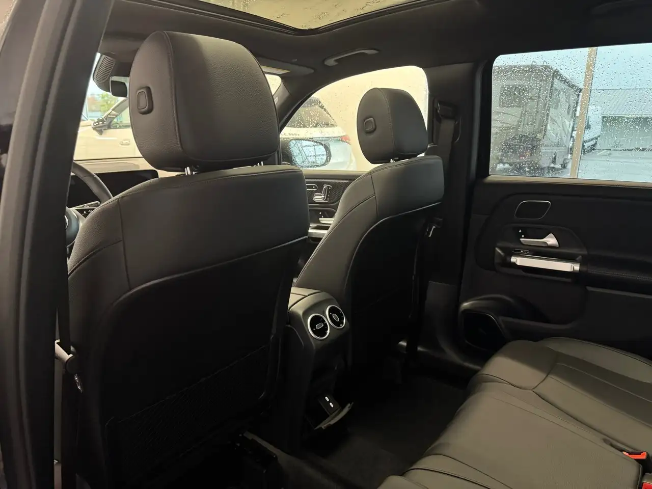 Mercedes-Benz GLB снимка Mercedes-Benz GLB