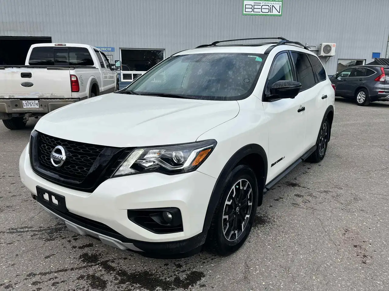 Nissan Pathfinder снимка Nissan Pathfinder