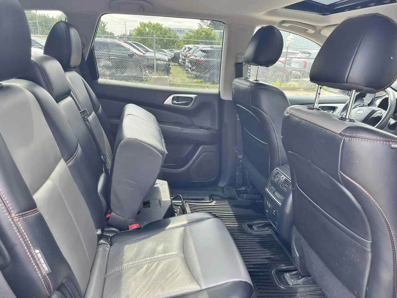 Nissan Pathfinder снимка Nissan Pathfinder