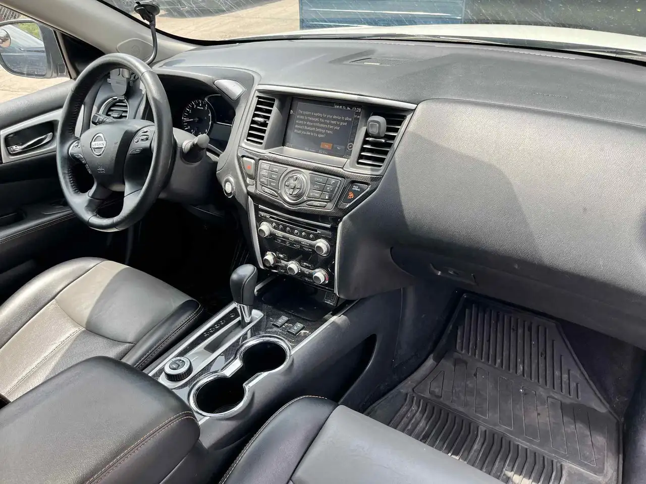 Nissan Pathfinder снимка Nissan Pathfinder