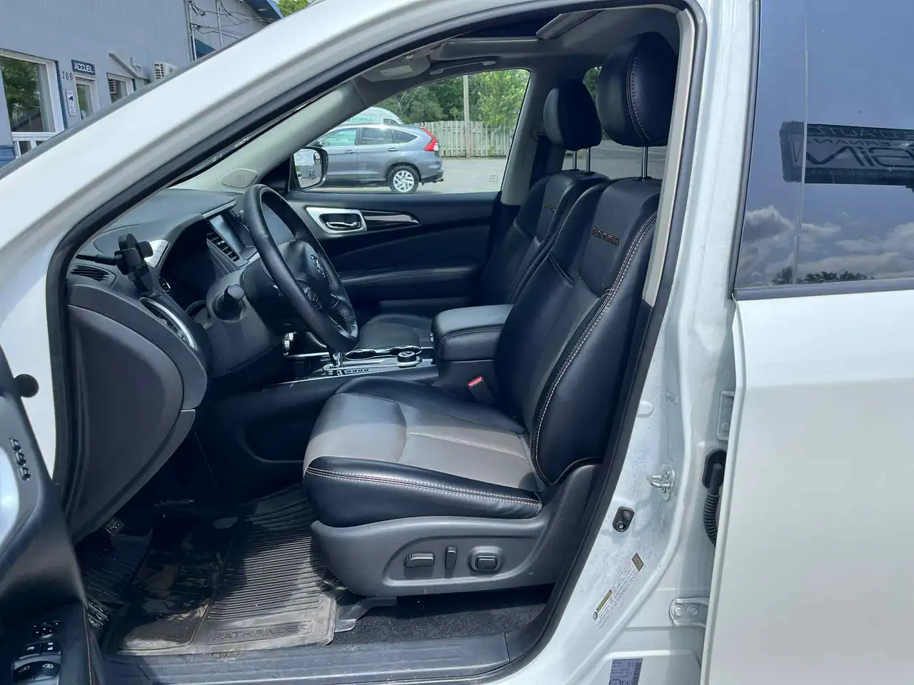 Nissan Pathfinder снимка Nissan Pathfinder