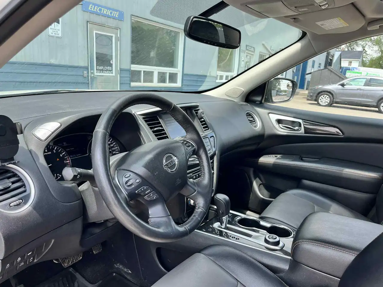 Nissan Pathfinder снимка Nissan Pathfinder