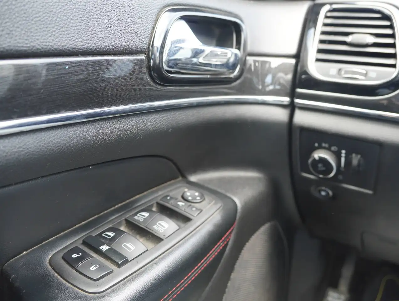 Jeep Grand Cherokee снимка Jeep Grand Cherokee