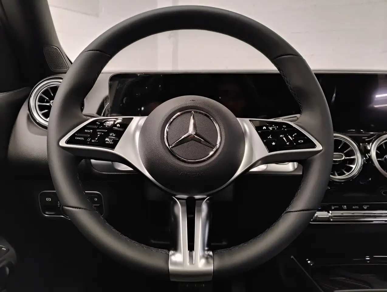 Mercedes-Benz GLB снимка Mercedes-Benz GLB
