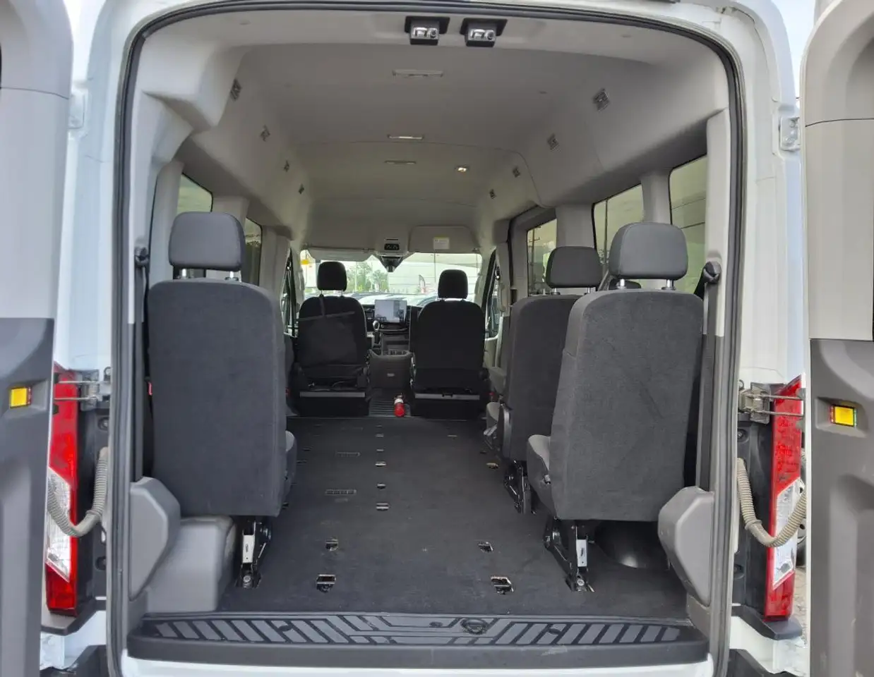 Ford Transit Passenger Wagon снимка Ford Transit Passenger Wagon