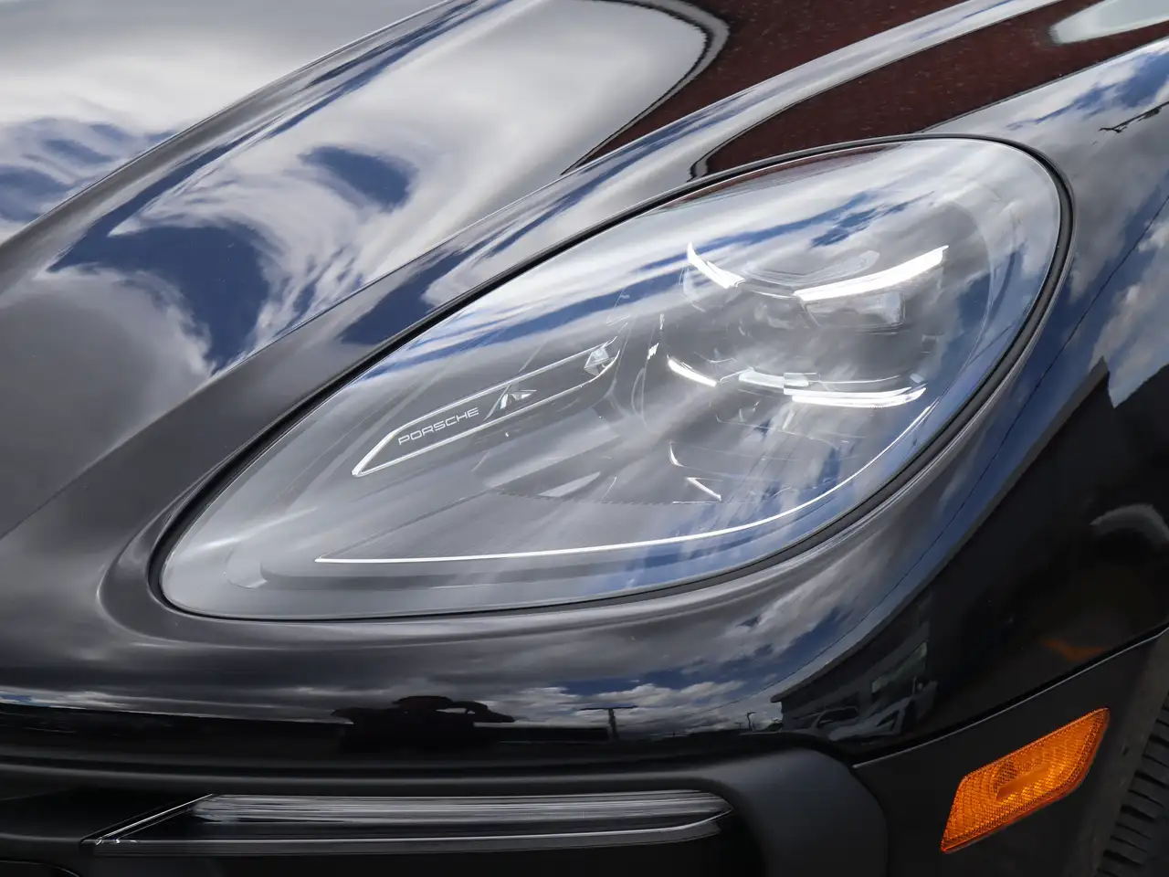Porsche Macan photo Porsche Macan