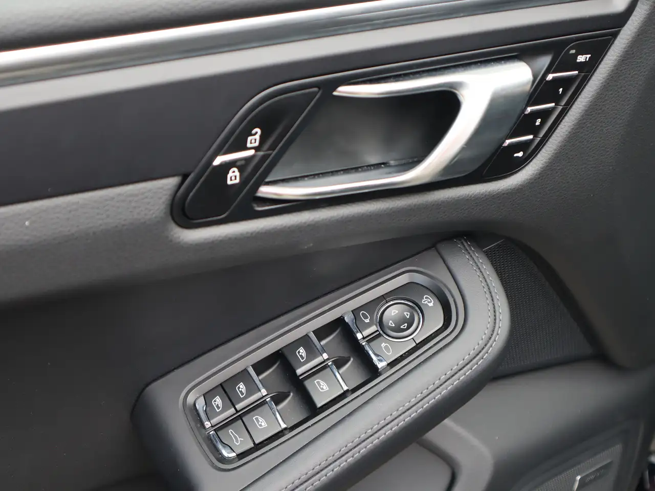 Porsche Macan photo Porsche Macan