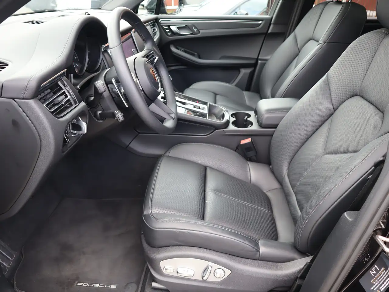 Porsche Macan photo Porsche Macan