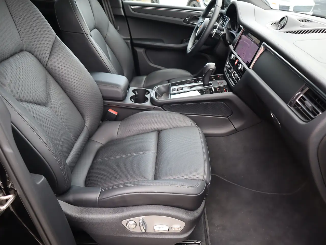 Porsche Macan photo Porsche Macan