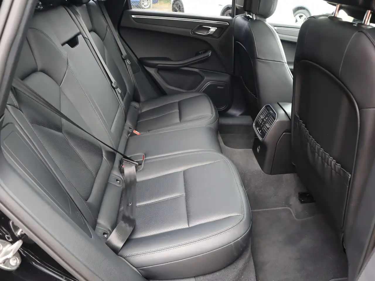Porsche Macan photo Porsche Macan