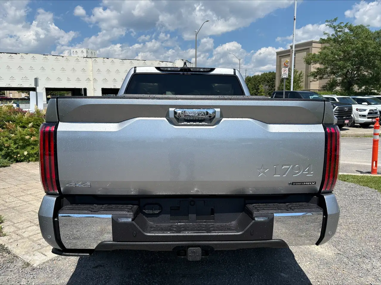 Toyota Tundra снимка Toyota Tundra