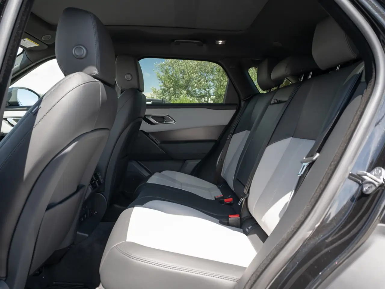 Land Rover Range Rover Velar photo Land Rover Range Rover Velar