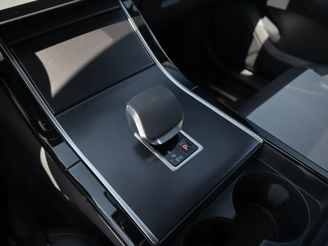 Land Rover Range Rover Velar photo Land Rover Range Rover Velar