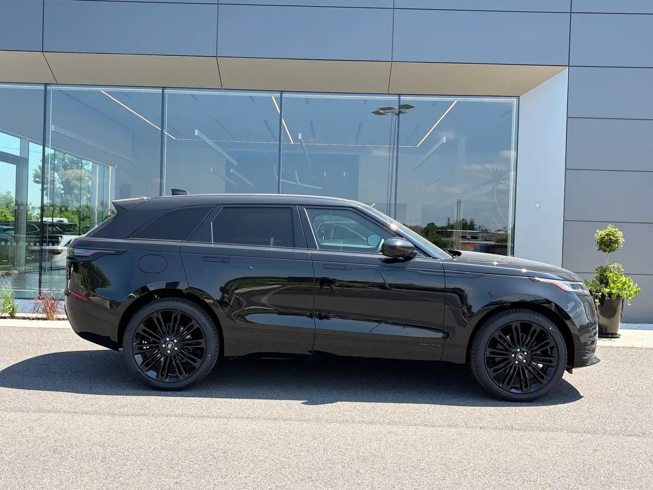 Land Rover Range Rover Velar photo Land Rover Range Rover Velar