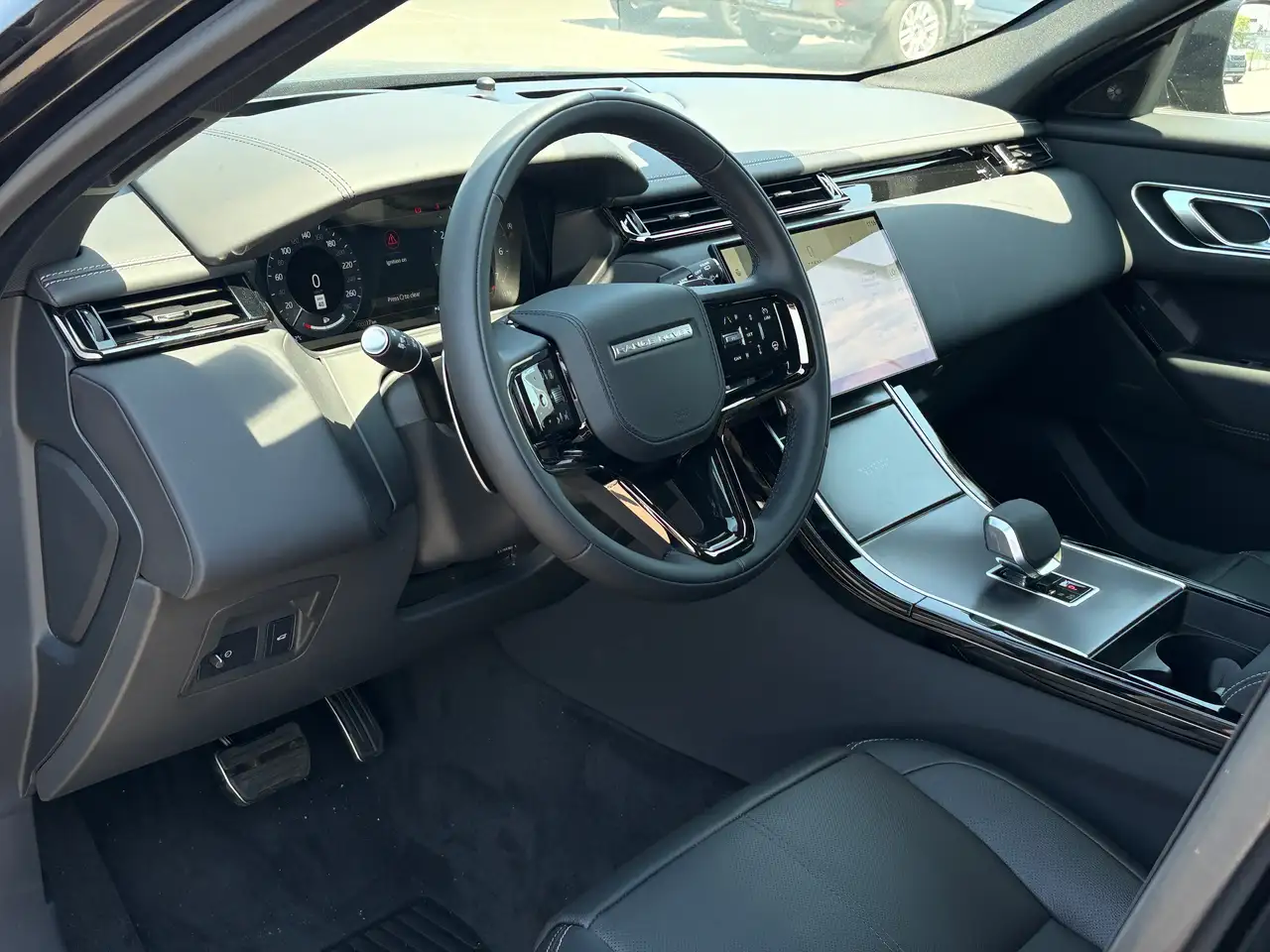 Land Rover Range Rover Velar photo Land Rover Range Rover Velar
