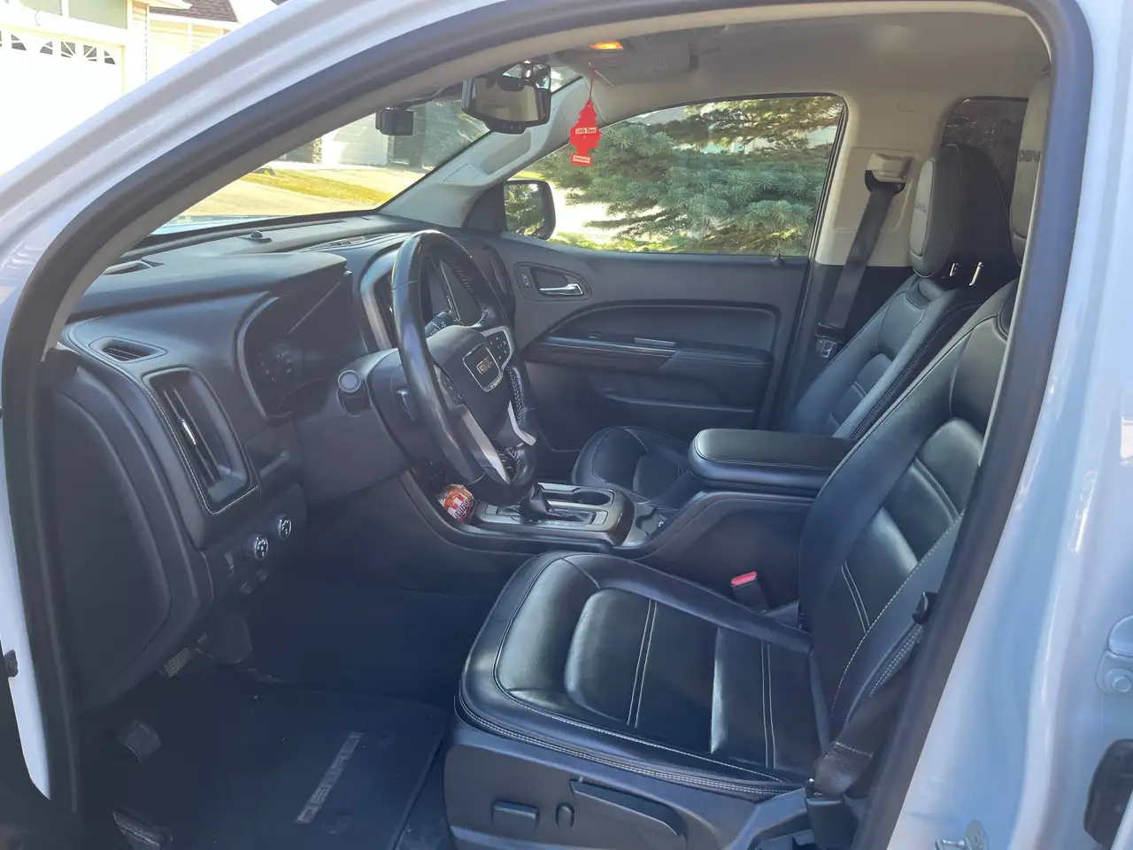 GMC Canyon photo GMC Canyon