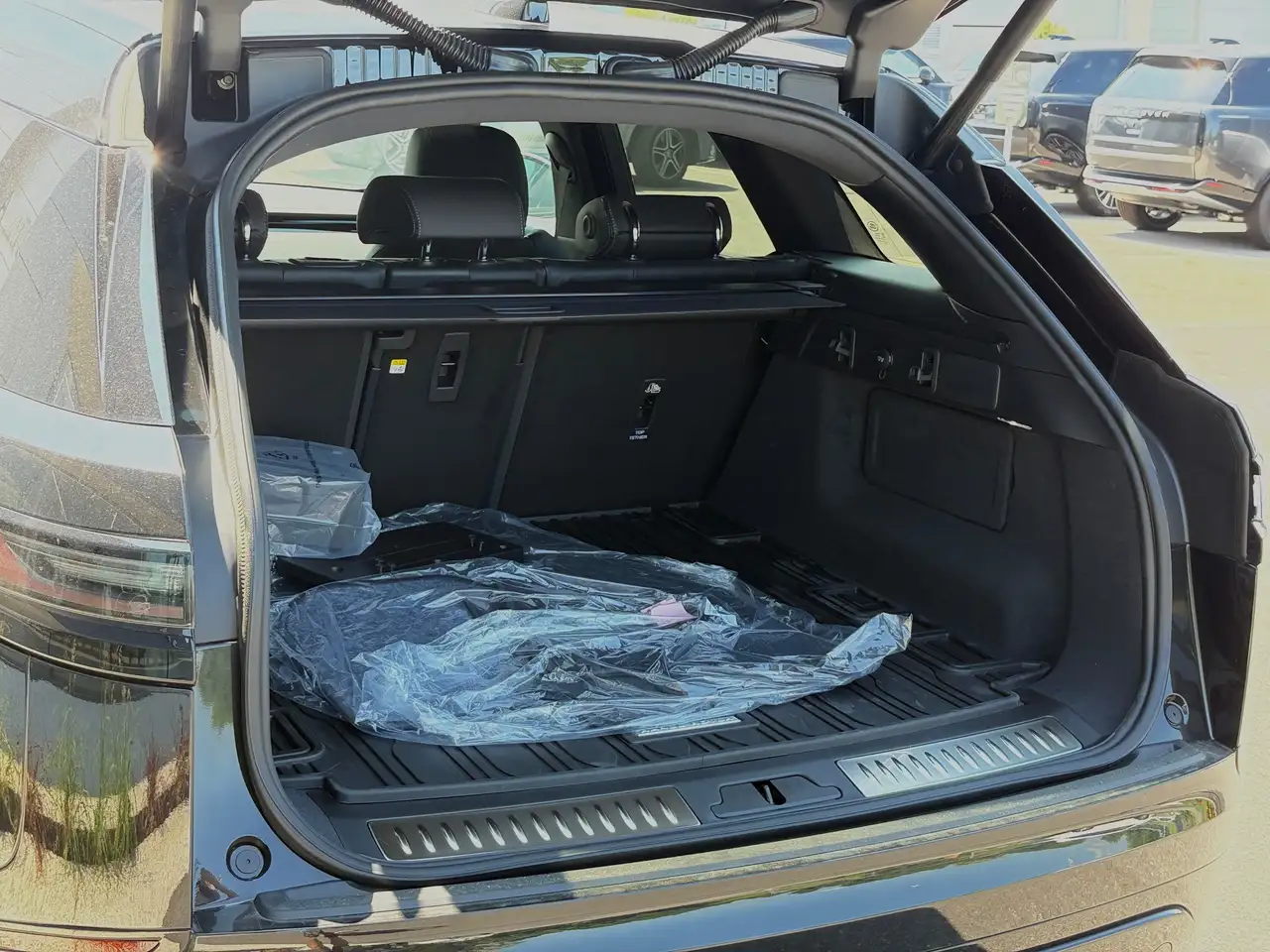 Land Rover Range Rover Velar photo Land Rover Range Rover Velar
